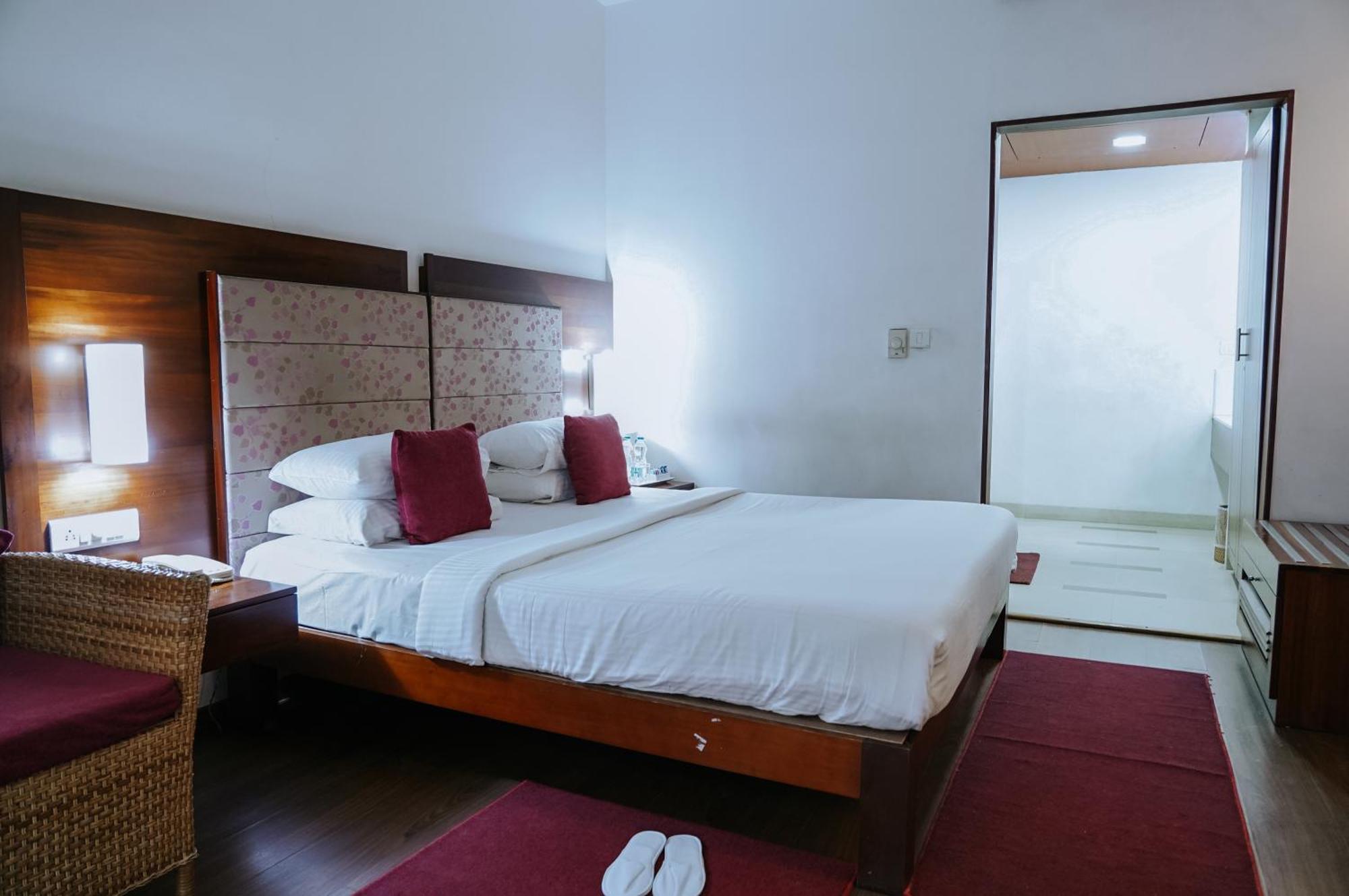 Guruvāyūr Hotel Devaragam By K P Namboodiri'S מראה חיצוני תמונה